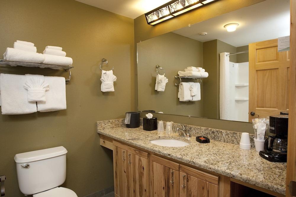 Hope Lake Lodge & Indoor Waterpark Кортленд Экстерьер фото