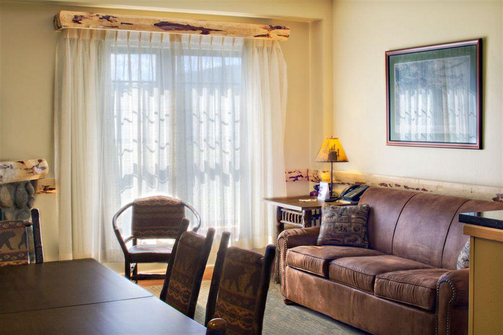 Hope Lake Lodge & Indoor Waterpark Кортленд Экстерьер фото