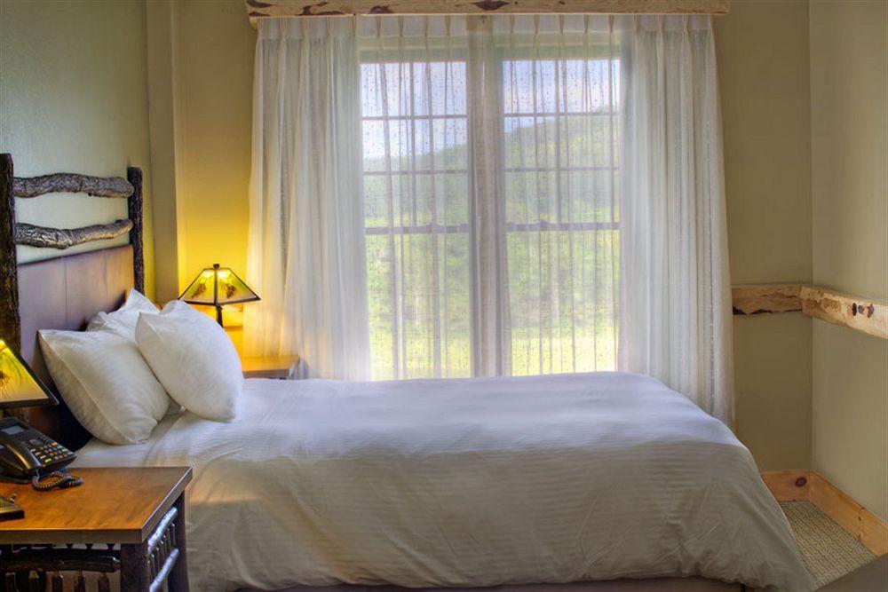 Hope Lake Lodge & Indoor Waterpark Кортленд Экстерьер фото