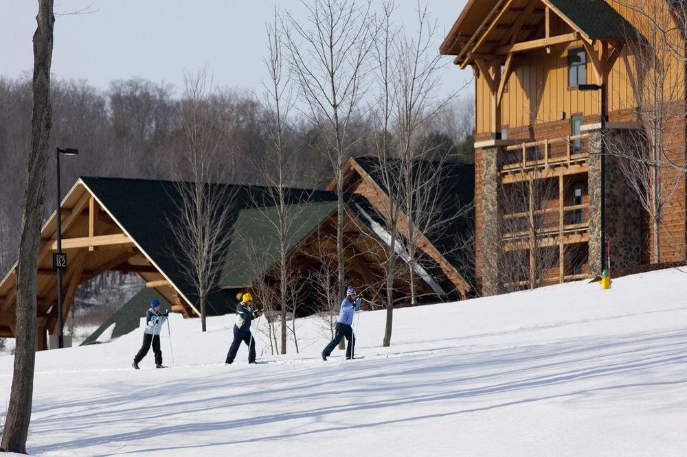Hope Lake Lodge & Indoor Waterpark Кортленд Экстерьер фото
