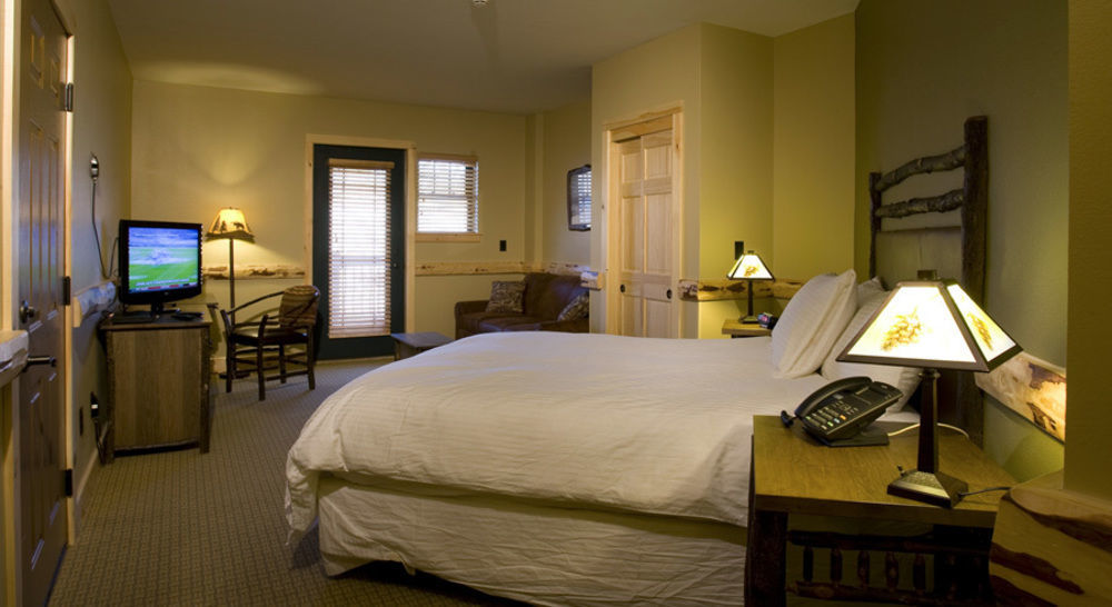 Hope Lake Lodge & Indoor Waterpark Кортленд Экстерьер фото