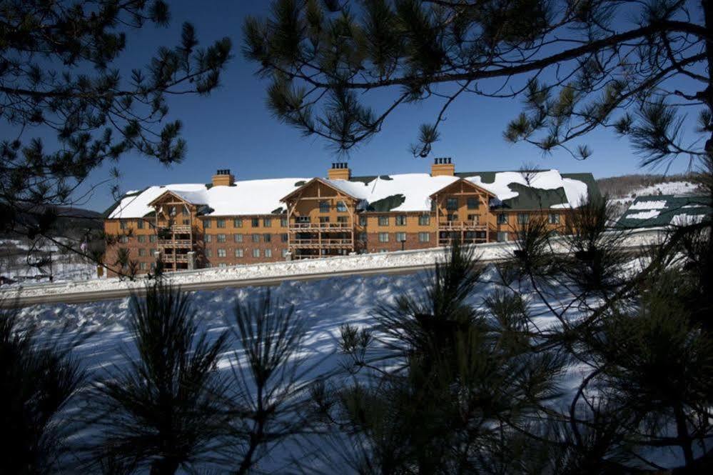 Hope Lake Lodge & Indoor Waterpark Кортленд Экстерьер фото
