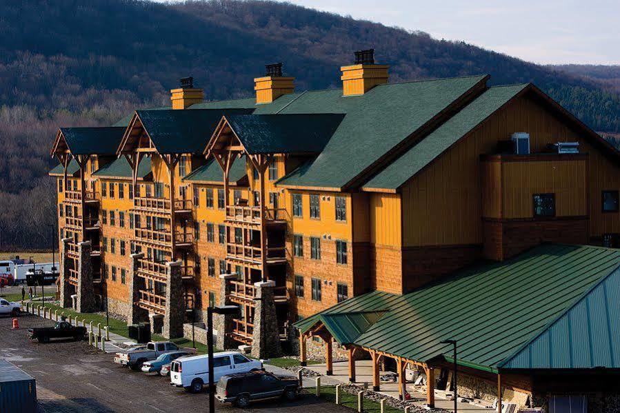 Hope Lake Lodge & Indoor Waterpark Кортленд Экстерьер фото