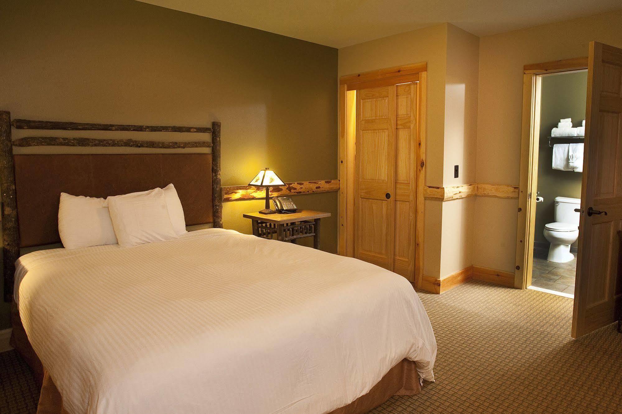 Hope Lake Lodge & Indoor Waterpark Кортленд Экстерьер фото