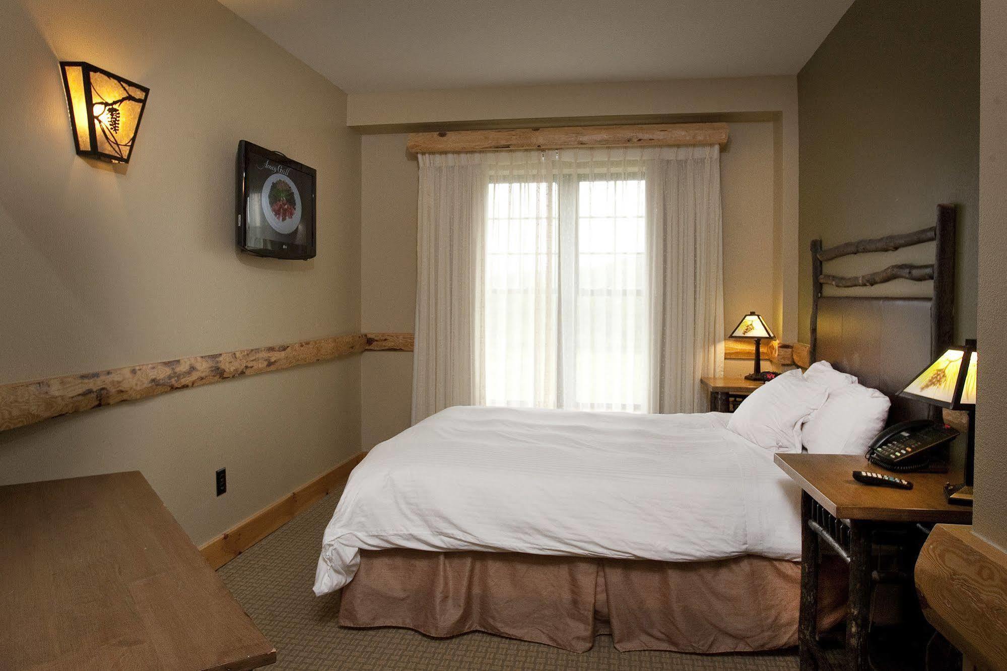 Hope Lake Lodge & Indoor Waterpark Кортленд Экстерьер фото