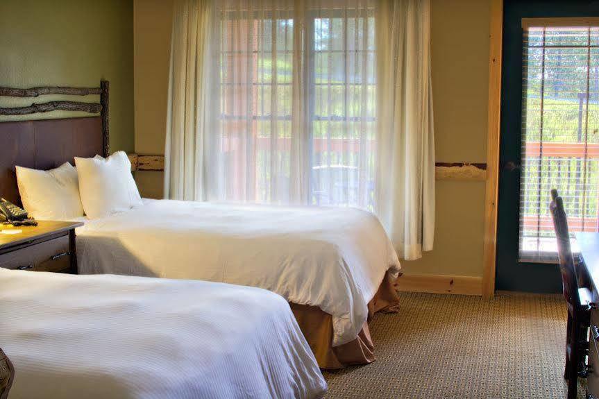 Hope Lake Lodge & Indoor Waterpark Кортленд Экстерьер фото