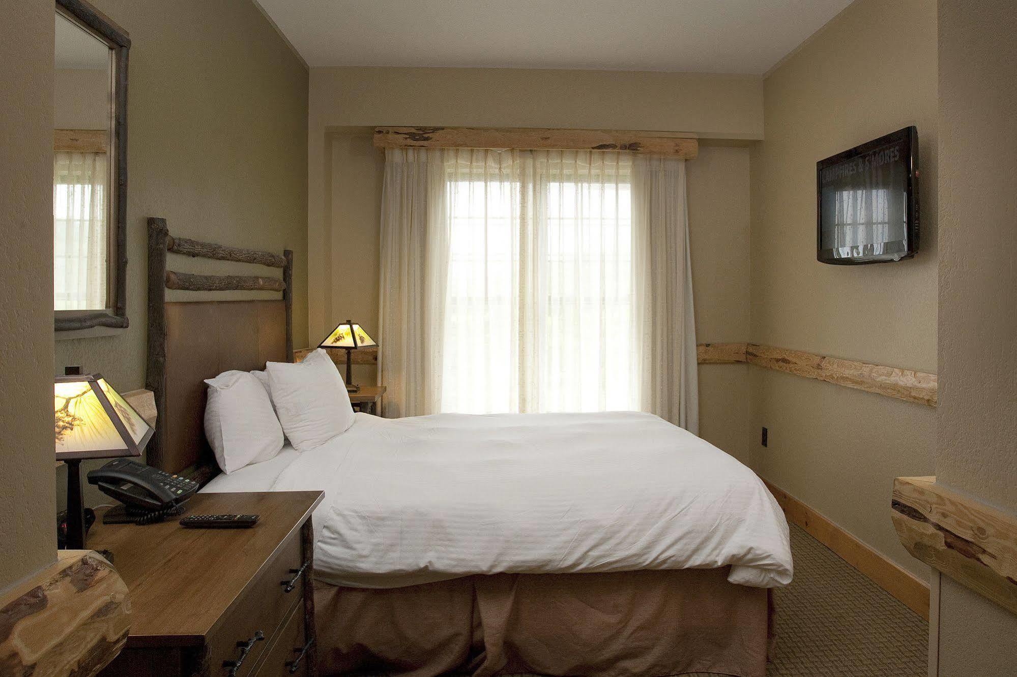 Hope Lake Lodge & Indoor Waterpark Кортленд Экстерьер фото
