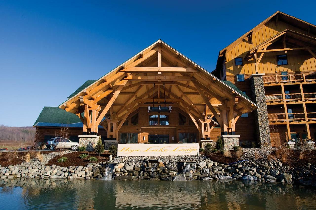 Hope Lake Lodge & Indoor Waterpark Кортленд Экстерьер фото